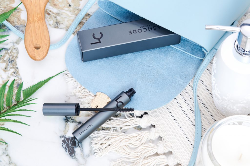 Lashcode - strong contour and a full fan of lashes