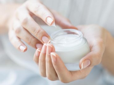 Hello! Acne, discolouration and many other imperfections are usually the biggest concern of women of all ages. Luckily, modern medicine knows products, thanks to which you will have silky soft and beautiful face. One of such substances is azelaic acid. Let me tell you about its effects and how to use it at home.  What exactly […]