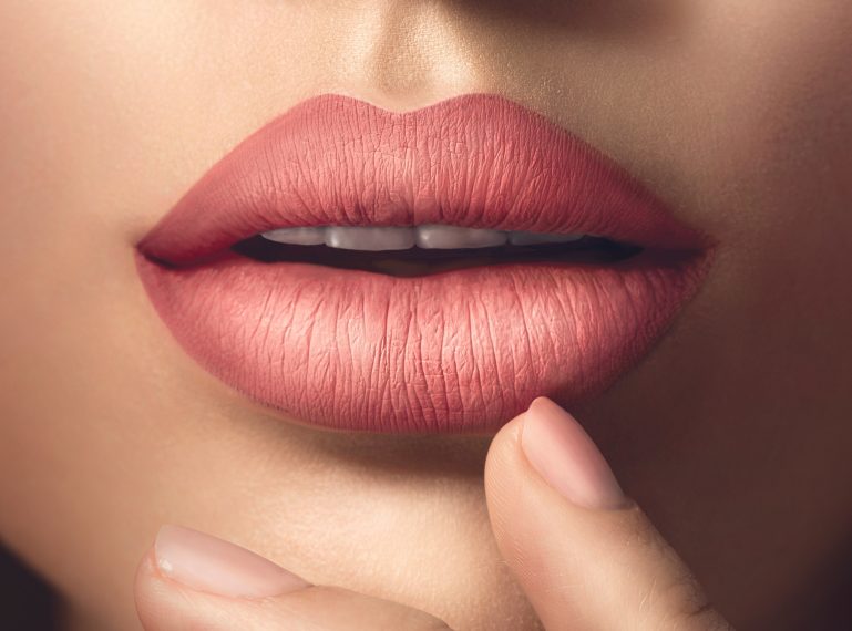 Way for obtaining perfect make-up. How to prepare your lips to wear matte lipstick?