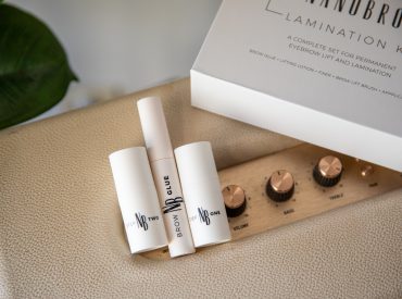 Ladies!Have you heard of brow lamination? Probably many of you are familiar with lash lamination, but it turns out that you can also style your brows for weeks and give them your dream shape. In addition, you can do the treatment yourself, without a beautician! The most important thing is to equip yourself with a […]